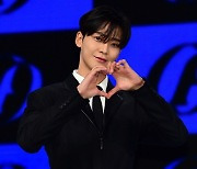 [TEN 포토] SF9 로운 '여심 녹이는 하트'