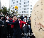 [포토]북치는 김기현