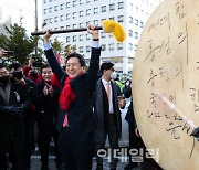 [포토]지지자들 환호에 화답하는 김기현