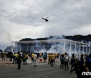 브라질 의회 앞 시위하는 보우소나루 지지자들