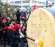 윤 대통령 대선 유세 당시 쓰던 대북 치는 김기현 의원