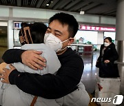 中 최악 코로나 사태 정점 지났나…관영지 "새 단계 진입" 선언