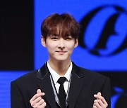 [포토]하트 만들어 보이는 SF9 주호