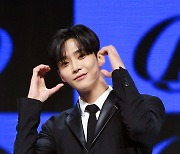 [포토]SF9 로운, 귀겹게 하트!