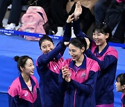 결장에도 '존재감 폭발'한 배구여제 김연경, 동료들 플레이에 웃고 환호하고