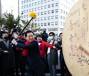 ‘윤석열 북’ 때린 김기현 “대통령과 호흡 맞춰 성공 이끌 것”