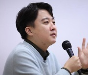 이준석, 나경원 견제 '친윤' 저격…"자기팀 아닌 선수 두들겨 팬다"