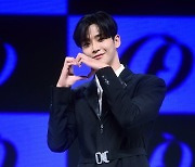 [포토] SF9 로운, '판타지에게 보내는 하트~'