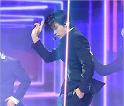 [MD포토] SF9 유태양 '레이저 빛에 환상적인 댄스'