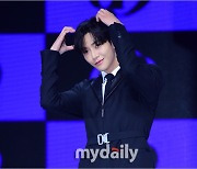 [MD포토] SF9 로운 '사랑스러운 머리 위 하트'