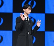 SF9 로운, 기럭지 뽐내며 인사 [포토엔HD]