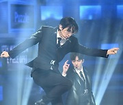 SF9 유태양, 화려한 무대점프 [포토엔HD]