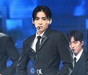 SF9 유태양, 눈빛으로 말하는 무대 [포토엔HD]