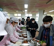 급식업계, 조리보조원 인력난 호소…취업비자 개편안 효과 '의문'