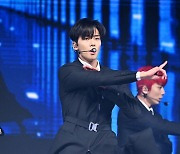 SF9 로운,'코트 펄럭이며 화려한 턴' [사진]