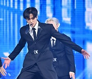 SF9 로운,'힘차게 날아오르며' [사진]