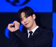 SF9 로운, 여심 사로잡는 하트 [포토]