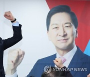 인사하는 김기현 의원