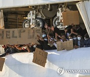 伊, 난민 구조선에 '심술'…입항 요청에 멀리 떨어진 항구 배정