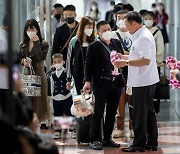 中 여행객, 중국발 입국자 방역 강화에 "불공평하다"