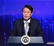 윤 대통령 “ 대한민국 새로운 도약, 첨단기술·디지털혁신에 달려 있어“