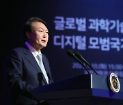 尹 "AI모빌리티·우주항공 등 미래산업 선점해야"