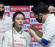 [ST포토] 이우경 '강동궁과 작전회의'