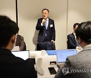 기자단 간담회에서 인사말 하는 이상률 원장