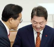 송석준 의원과 인사나누는 안철수 의원