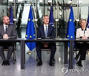 5년 만에 협력 공동선언 발표하는 EU-나토 수장들