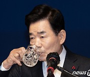 물 마시는 김진표 국회의장