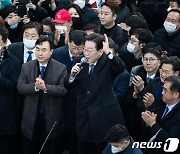 '선거 유세 방불' 인천 모래내시장 찾은 이재명 민주당 대표