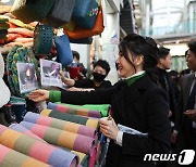 '윤석열 코골이 베개' 보는 김건희 여사