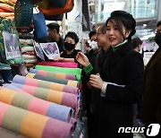 '윤석열 코골이 베개' 보는 김건희 여사