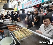 서문시장 상인과 대화하는 김건희 여사