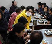 김건희 여사, 대구 복지관서 어르신 급식 봉사…"맛있게 드세요"(종합)