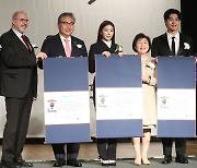 2023 한국이미지상 시상식 개최…이정재·김연아·황선우·유로 패션하우스 수상