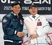 '양의지가 돌아왔다' 두산으로 돌아온 양의지, 이승엽 감독 축하에 활짝미소