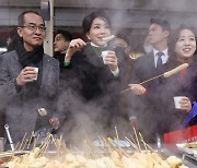 김건희 여사, 대구서 급식봉사…서문시장 찾아 자영업자 격려도