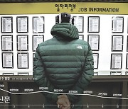 코로나로 폭삭, 리오프닝으로 껑충…취업자 수 22년 만에 가장 많이 늘었다