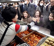 나홀로 대구 찾은 김건희 떡볶이 사먹고 급식봉사