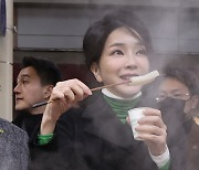 대구서 급식봉사 나선 김건희 여사…서문시장서 어묵 맛보기도