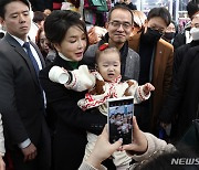 아이와 기념촬영하는 김건희 여사