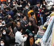 대구 서문시장 상인과 대화하는 김건희 여사