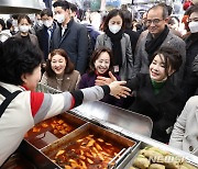 상인과 악수하는 김건희 여사