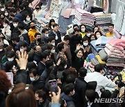 대구 서문시장 찾은 김건희 여사, 상인 "예뻐요"에 '하트' 화답