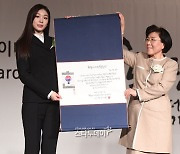 [포토]김연아, 한국이미지상 주춧돌상 수상