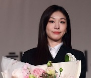 [포토]김연아, 꽃든 새댁