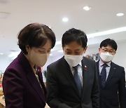 아임쇼핑 매장 둘러보는 이영 중기부 장관-김주현 금융위원장