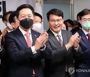 박수치는 김기현, 윤상현과 조경태